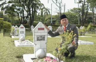Bupati Suhardiman Ziarahi Makam Kakek Kandung Pejuang Angkatan 45 di TMP Kusuma Dharma