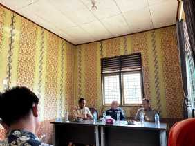 PLT Camat Sidak, Sekdes Tanjung Harapan Sering Mangkir, Kantor Tak Punya Bendera & Sampah Berserakan!