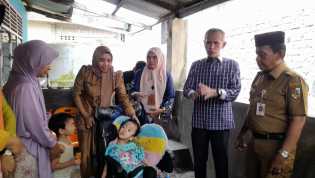 Wakil Ketua DPRD Pekanbaru  Ir Nofrizal, MM,  Serahkan Kursi Roda ke Balita Stunting