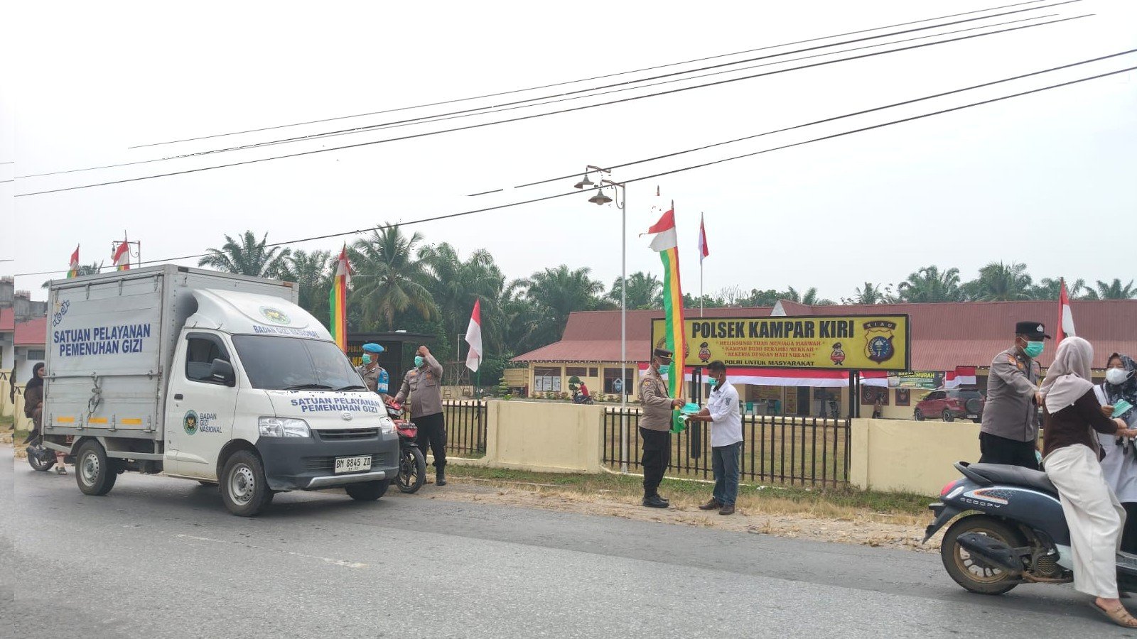 Puskesmas Lipat Kain dan Polsek Kampar Kiri Bagikan Masker kepada Warga, Antisipasi Dampak Kabut Asap