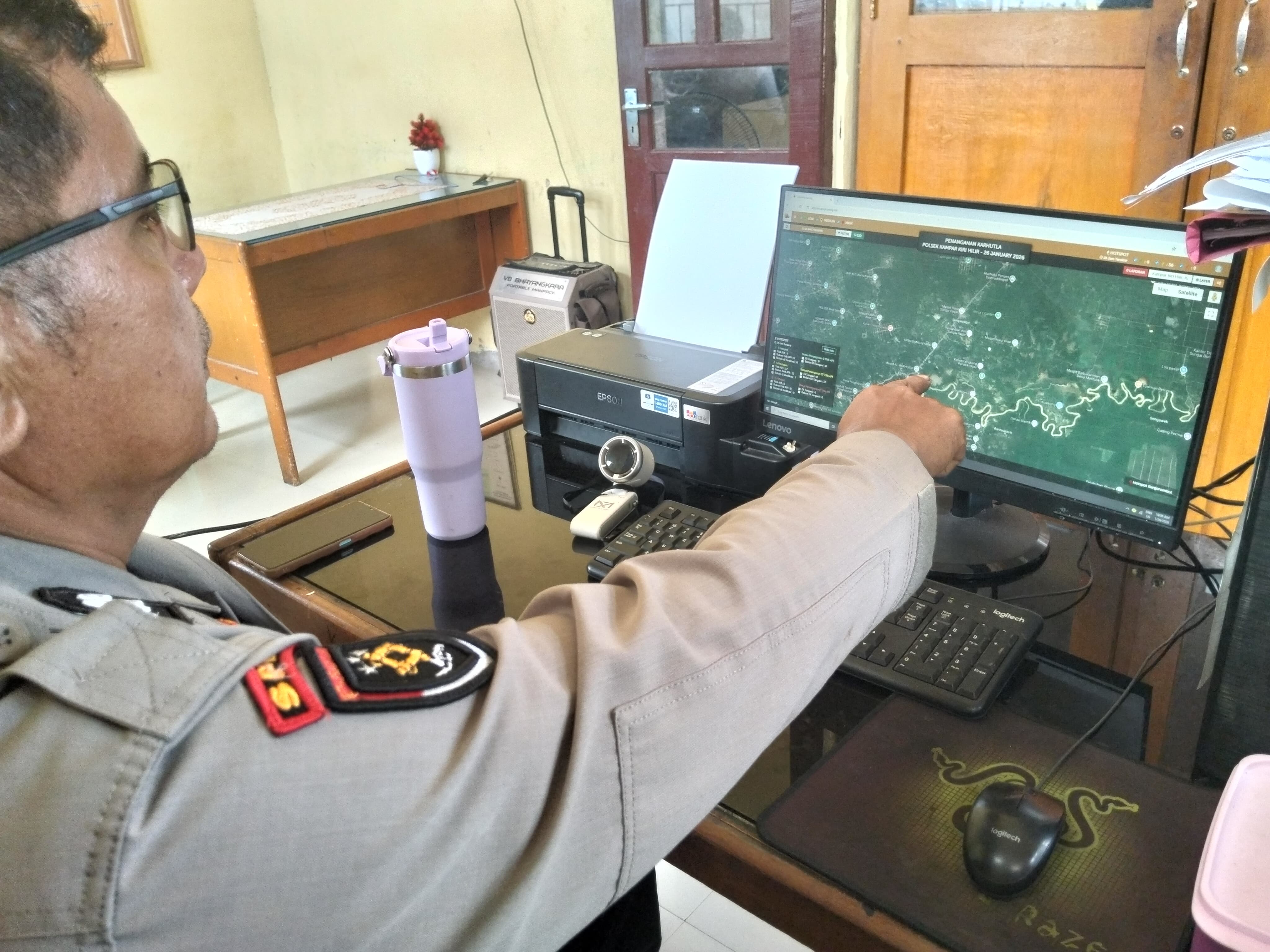 Cegah Karhutla, Personel Polsek Kampar Kiri Hilir Siaga Monitor Titik Hotspot !