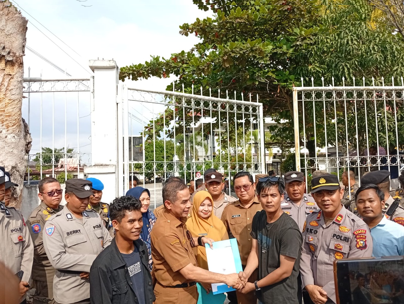 Pernyataan Tegas Plh Kadisdikpora Kampar Terkait Dugaan Jual Beli LKS di Sekolah: Tindak Tegas!