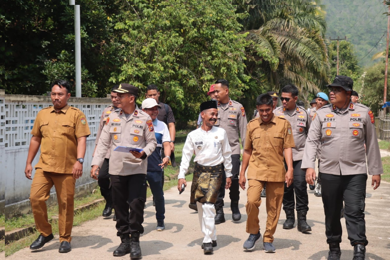 Jalan Kaki Melintasi Jembatan Gantung, Kapolres Kampar Cek Kesiapan Lokasi Ekspedisi Merah Putih Presisi