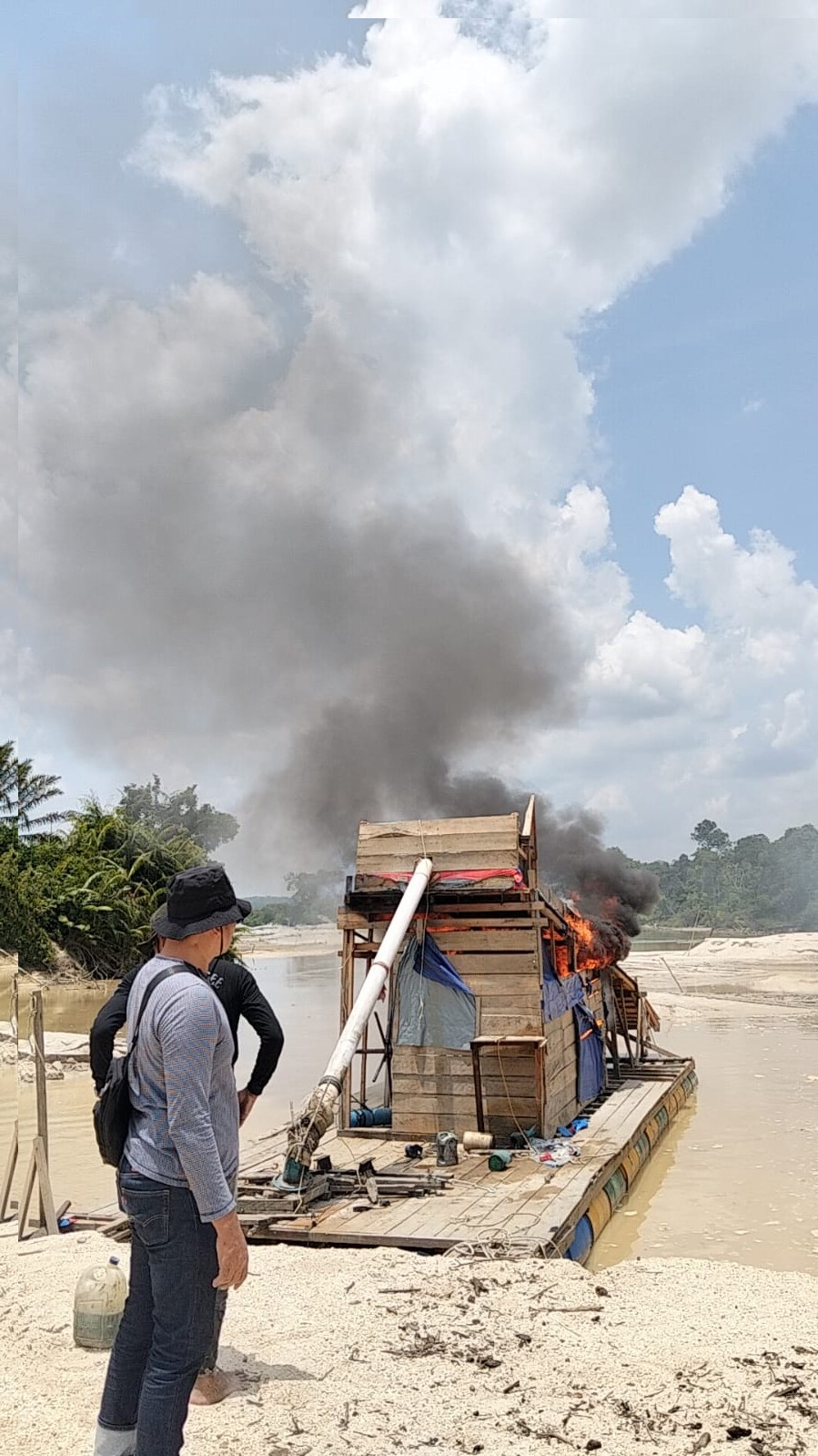 Tindak Penambangan Ilegal, Polsek Kampar Kiri Bakar Dua Rakit PETI di Sungai Tesso