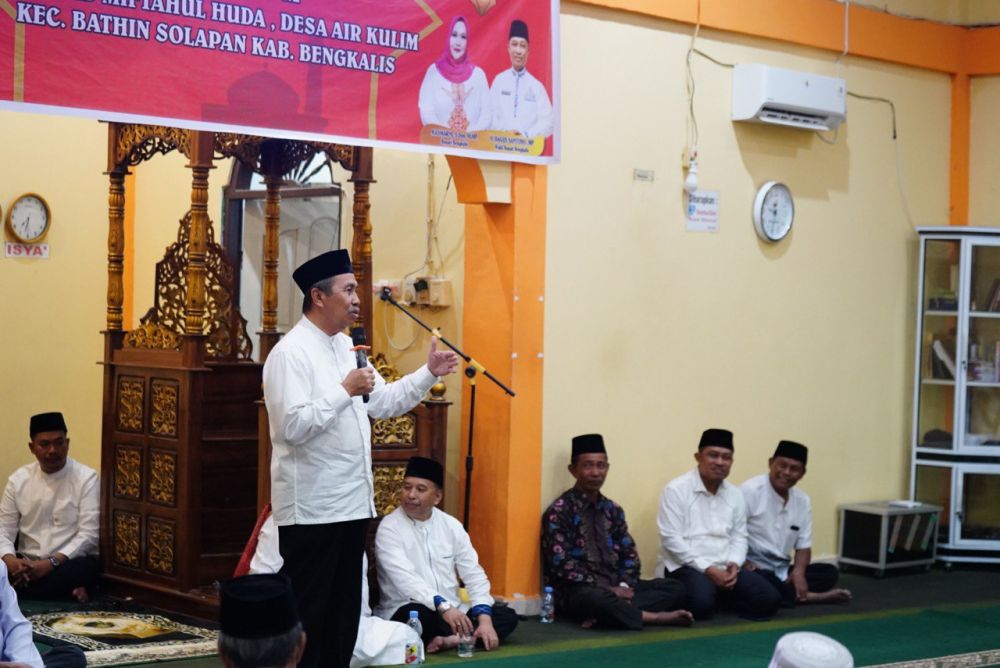 Safari Ramadan di Bathin Solapan Bengkalis, Gubri Serahkan Santunan Idulfitri