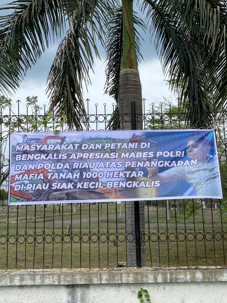Bertebaran , Baliho Ucapan Terima Kasih Masyarakat Kepada Mabes Polri Dan Polda Riau Di Ruas Pekanbaru Terkait Penangkapan Mafia Tanah Di Kabupaten Bengkalis