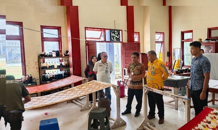 Usai Sensus Ekonomi WBP, Kepala BPS Apresiasi Karya Batik Narapidana Lapas Gunungsitoli
