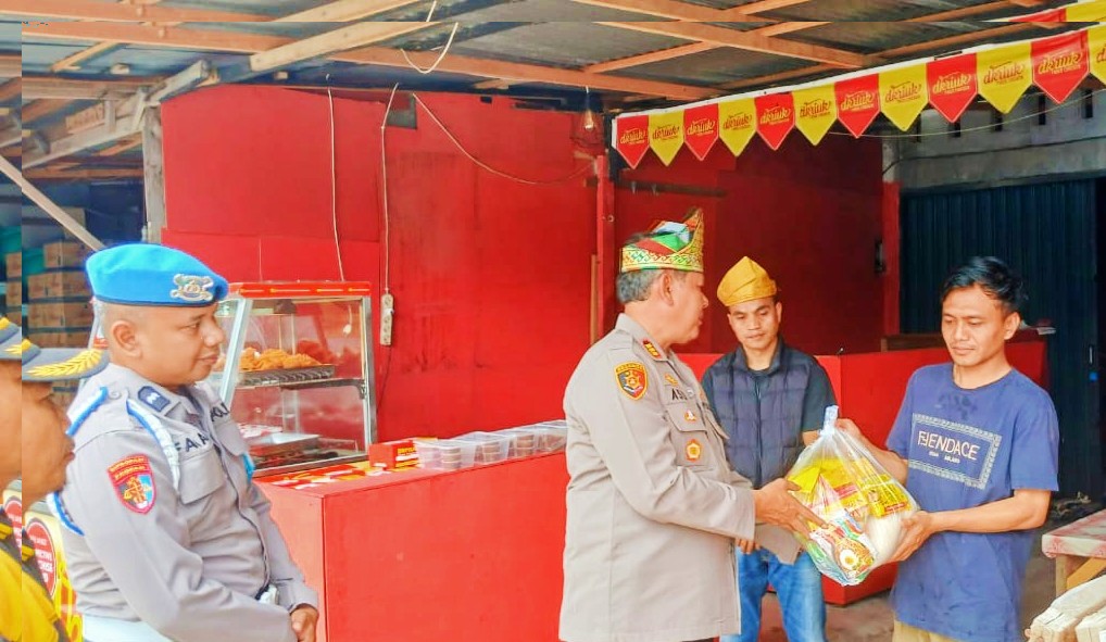 Polsek Kampar Bantu Korban Angin Puting Beliung Lewat Bansos Jumat Barokah Bersama PT. Green Palma