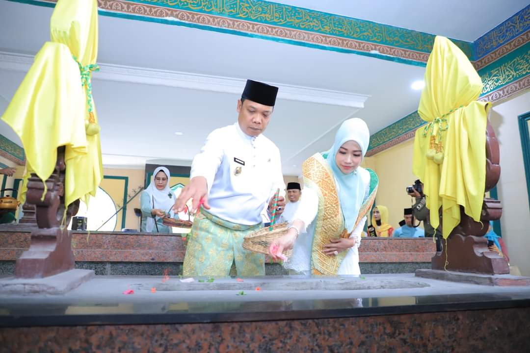 Pj Wali Kota Ziarah ke Makam Pendiri Kota Pekanbaru