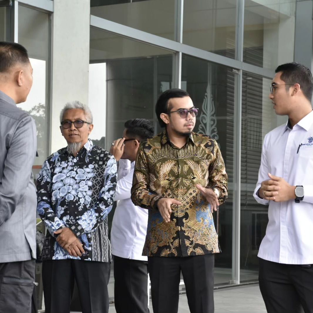 Wakil Ketua DPRD Pekanbaru Dampingi Menteri Investasi dan Berikan Nomor Induk Berusaha bagi Pelaku UMK Pekanbaru