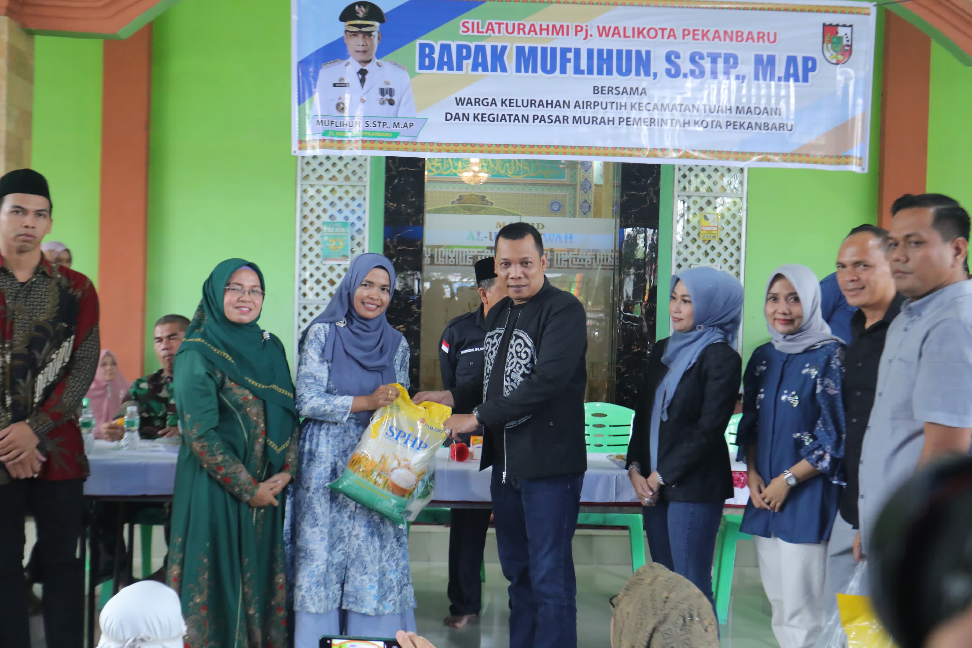Tinjau Pasar Murah di Air Putih, Pj Walikota Disambut Hangat Warga