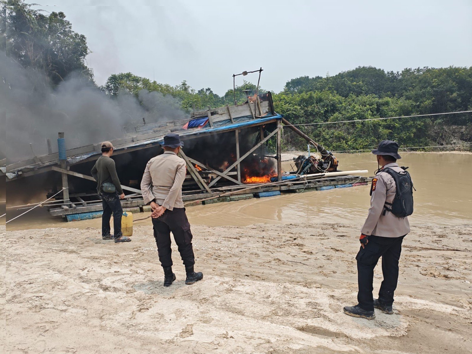 Penambangan Liar di Sungai Tesso: Polsek Kampar Kiri Musnahkan 12 Rakit Tambang Emas di Tiga Titik Secara Serentak