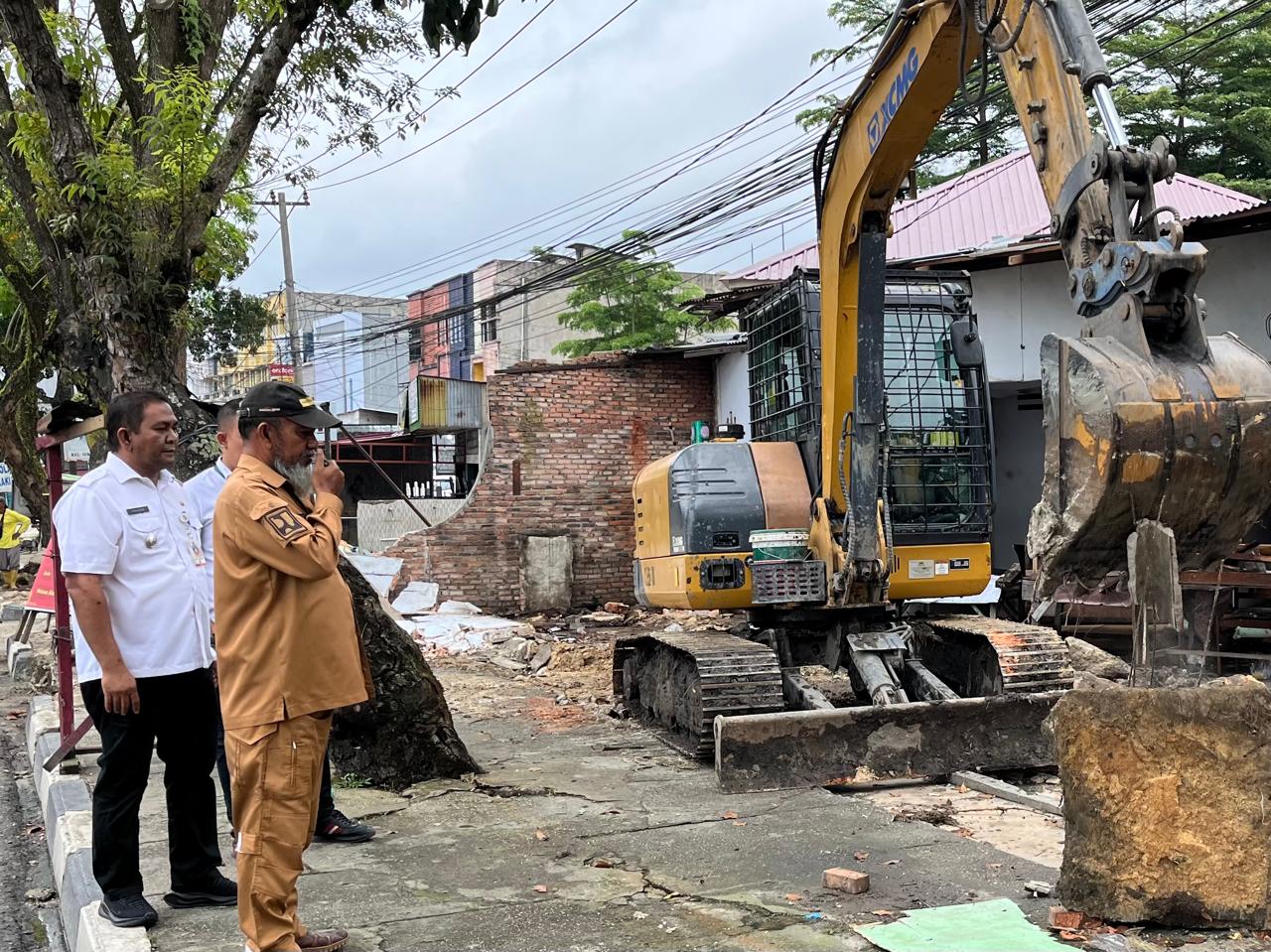 Camat Marpoyan Damai Pastikan Pengerukan Drainase Terus Berjalan