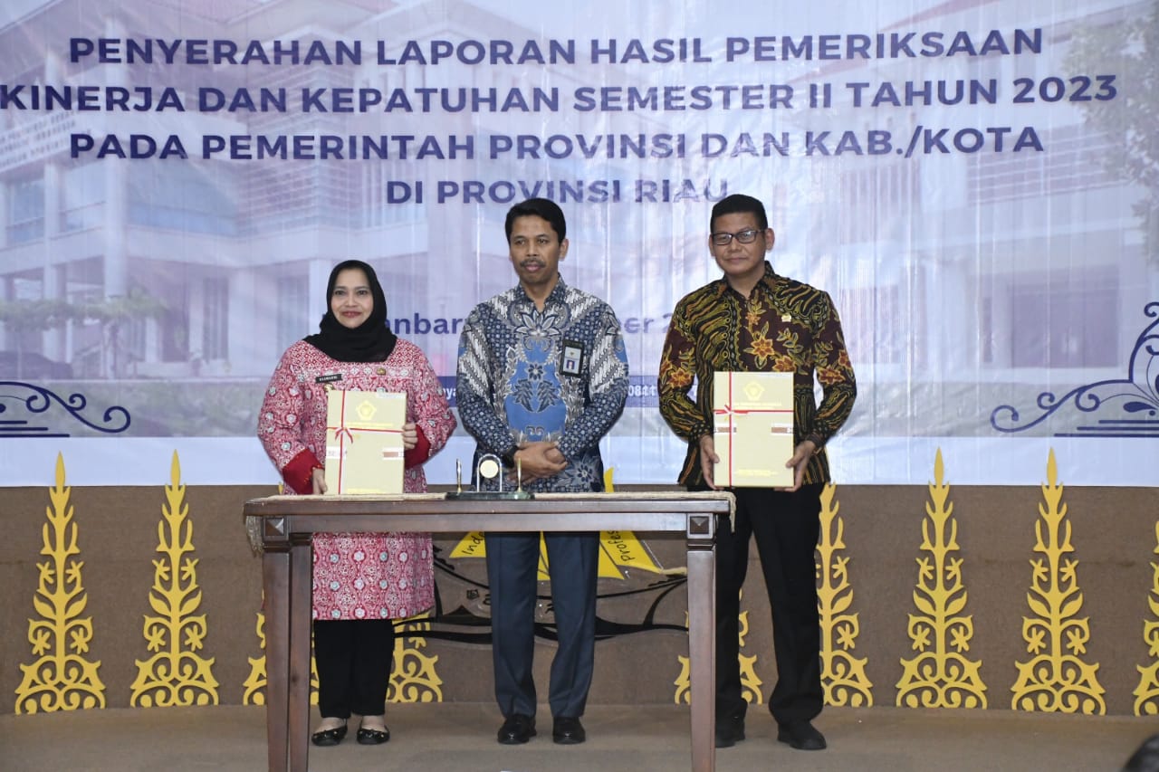Bupati Kasmarni Terima LHP BPK Atas Pemeriksaan Kinerja dan Kepatuhan Pengadaan Barang dan Jasa Tahun 2023