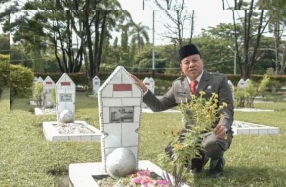 Bupati Suhardiman Ziarahi Makam Kakek Kandung Pejuang Angkatan 45 di TMP Kusuma Dharma