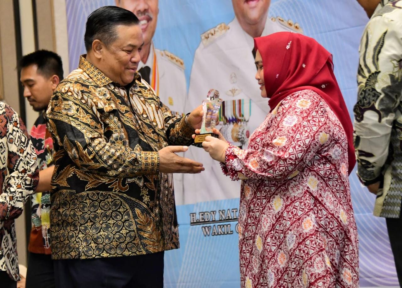 Lindungi Keselamatan Kerja Masyarakatnya, Bupati Kasmarni Terbaik 1 Paritrana Award Riau