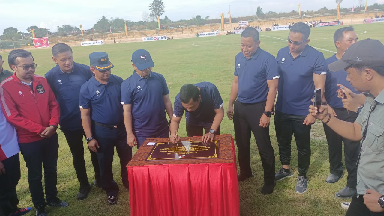 Sabarudi Resmikan Lapangan Sepakbola Sportcenter Pekanbaru