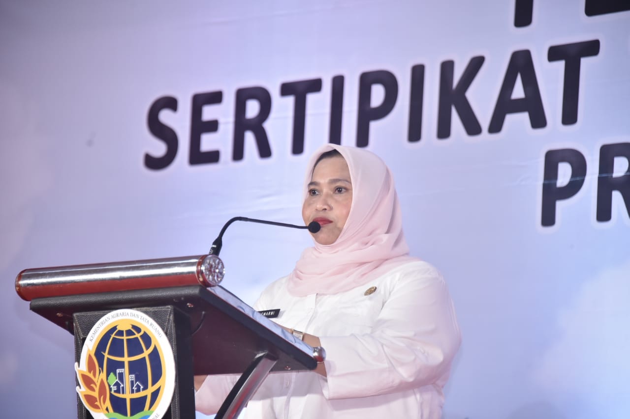 Tersenyum Lebar Masyarakat Bengkalis Terima Sertipikat Tanah Gratis, Kasmarni Ucap Terima Kasih Kepada Wamen ATR/BPN RI