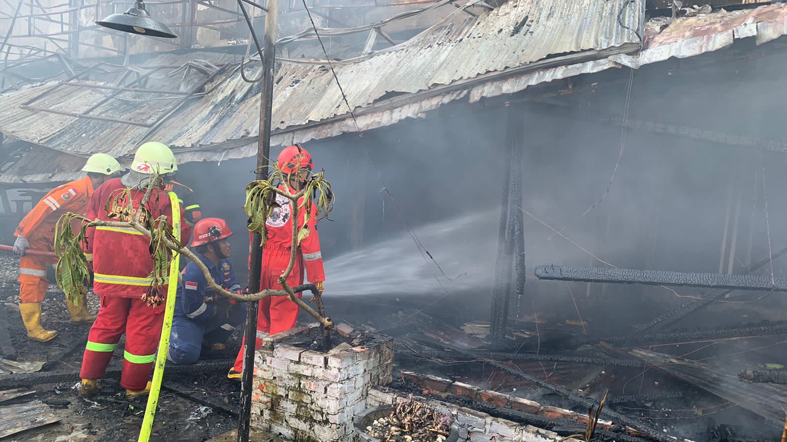 DPKP Kota Pekanbaru Padamkan Kebakaran di Jalan Hang Tuah