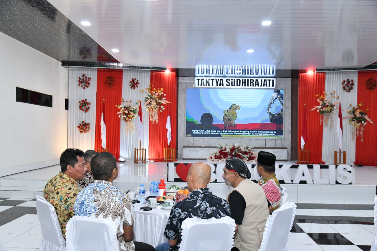 Pergelaran Wayang Kulit Tumurune Wiji Sejati, Bupati Bengkalis Ikut Nobar di Polres