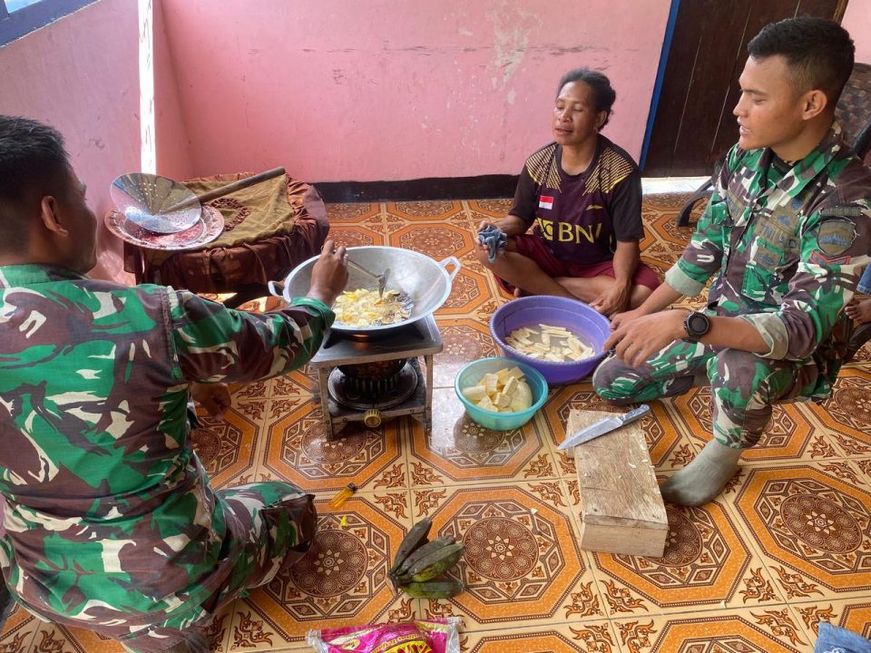 Satgas Pamtas Yonif 132/Bima Sakti Mengajarkan Masyarakat Kampung Yamara Membuat Keripik Pisang dan Singkong.