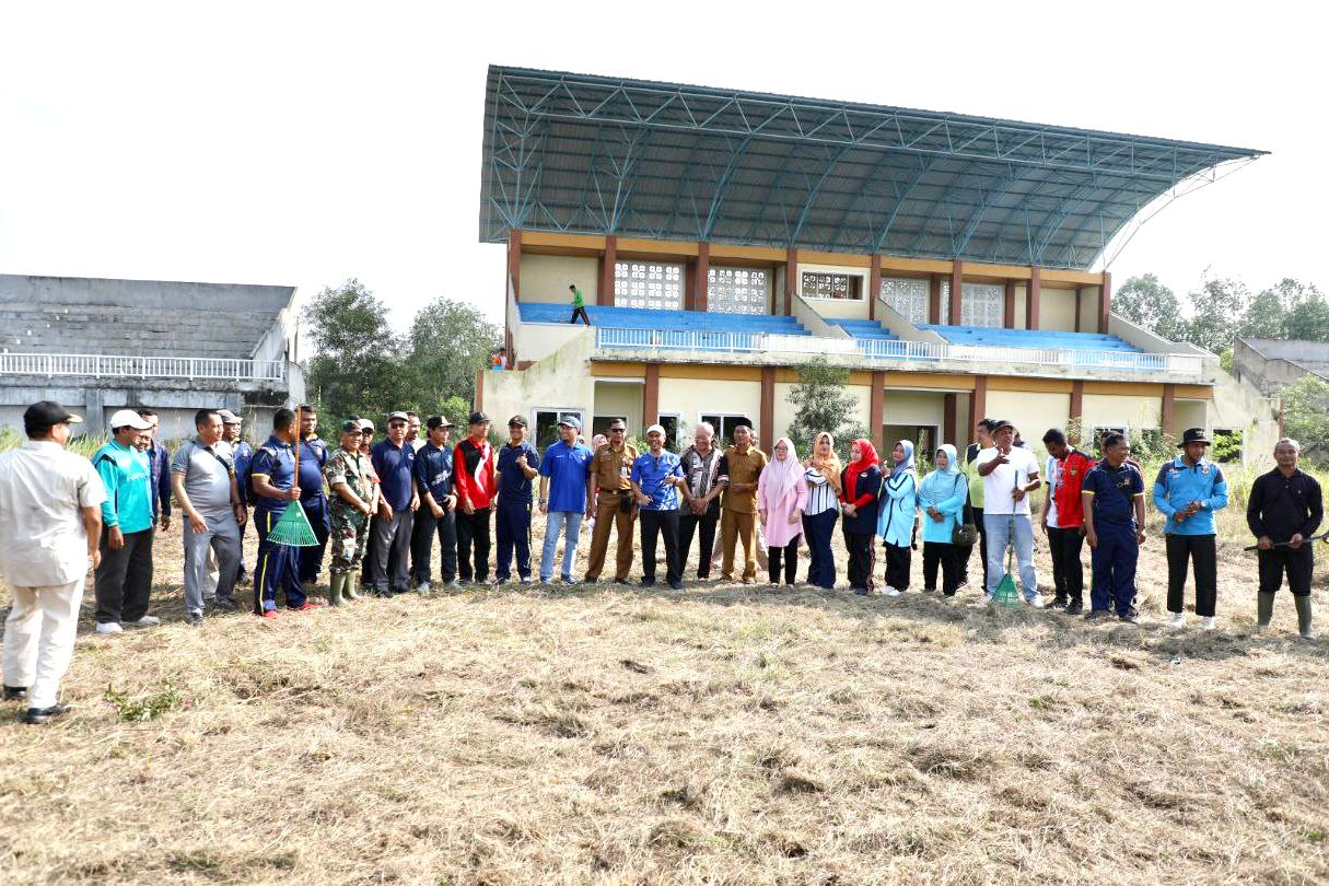 Wabup Bagus Santoso dan Forkopimcam Siak Kecil Goro Bersihkan Stadiun Terbengkelai