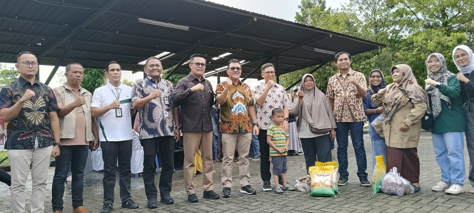 Warga Gembira Ada GPM di Jalan Rambutan, Antusias Beli Beras Hanya Rp50 Ribu Perkarung