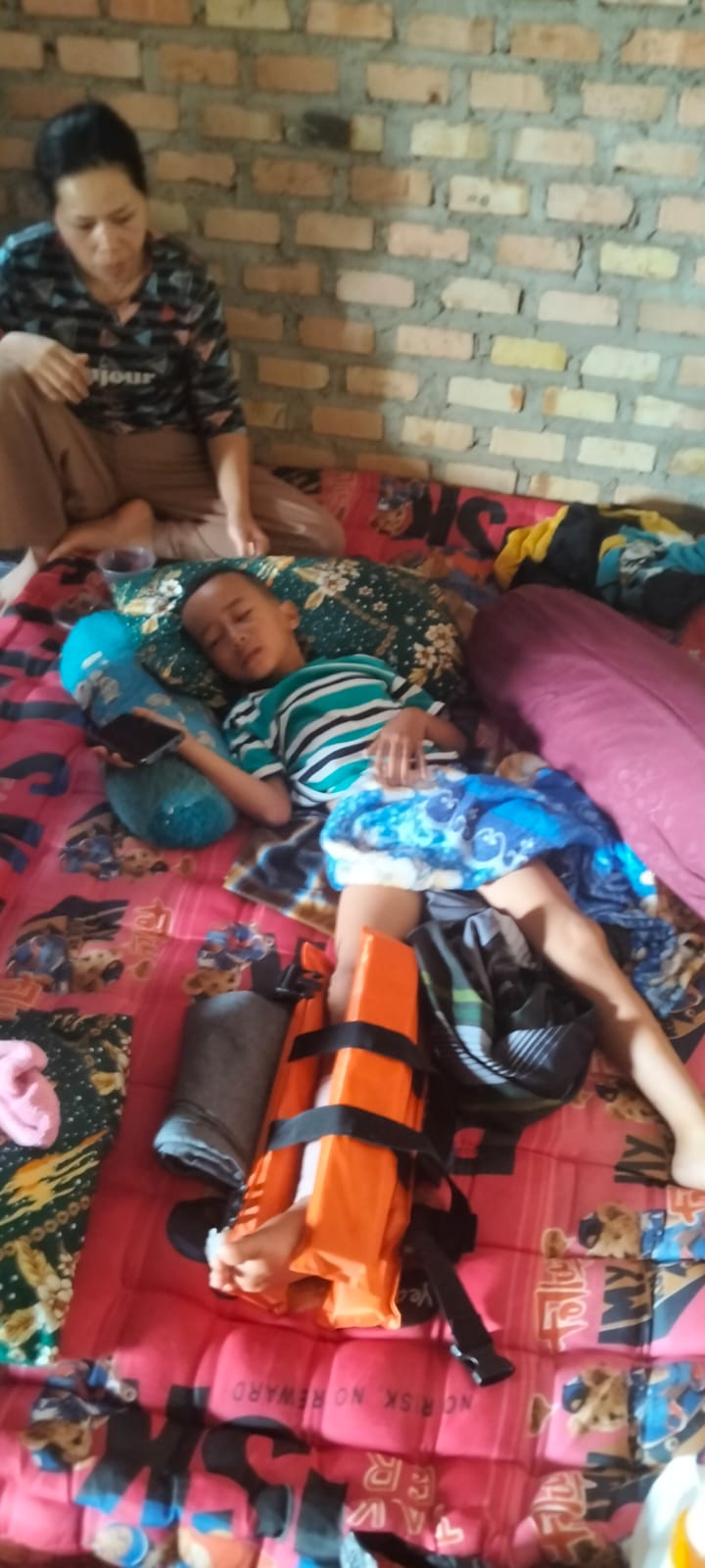 Keluarga Desa Sungai Harapan Kecelakaan di Jalan Bukit Karak, Diduga Rembesan Minyak Transportir CPO