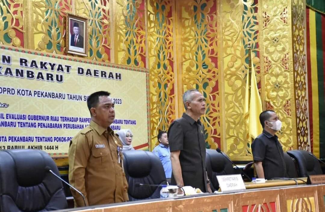 Pemko Pekanbaru Laporkan Hasil Evaluasi APBD-P ke DPRD Dalam Paripurna