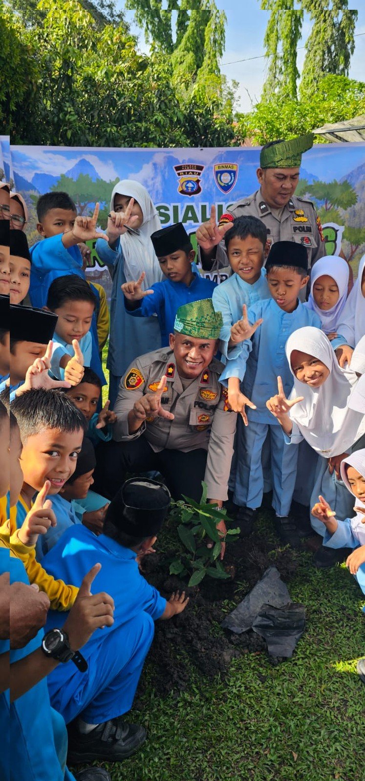 Police Goes To School, Kapolsek Kampar Kiri Edukasi Pelajar tentang Lingkungan dan Tanam 60 Pohon