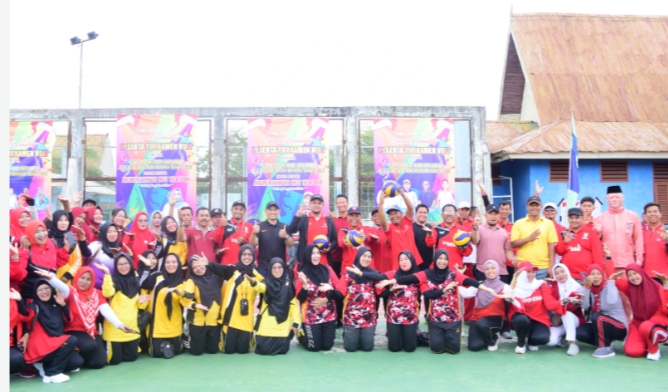 Turnamen Voli Antar Guru SD dan SMP Sederajat Resmi Dimulai, Bupati Kasmarni: Ini sarana Memperkokoh Silaturahmi dan Berbagi Pengalaman