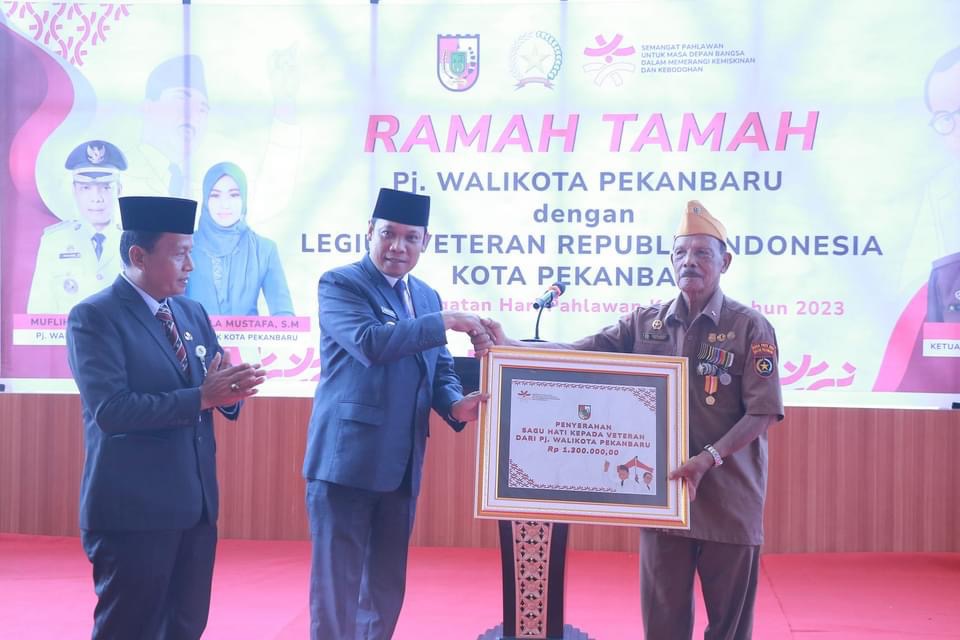 Peringatan Hari Pahlawan, Pemko Pekanbaru Serahkan Sagu Hati Bagi Puluhan Veteran