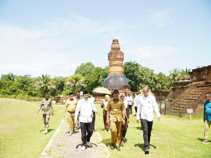 Usai Launching MBG Sibiruang, Bupati Kampar Ajak Rombongan Kantor Staf Presiden Tinjau Candi Muara Takus