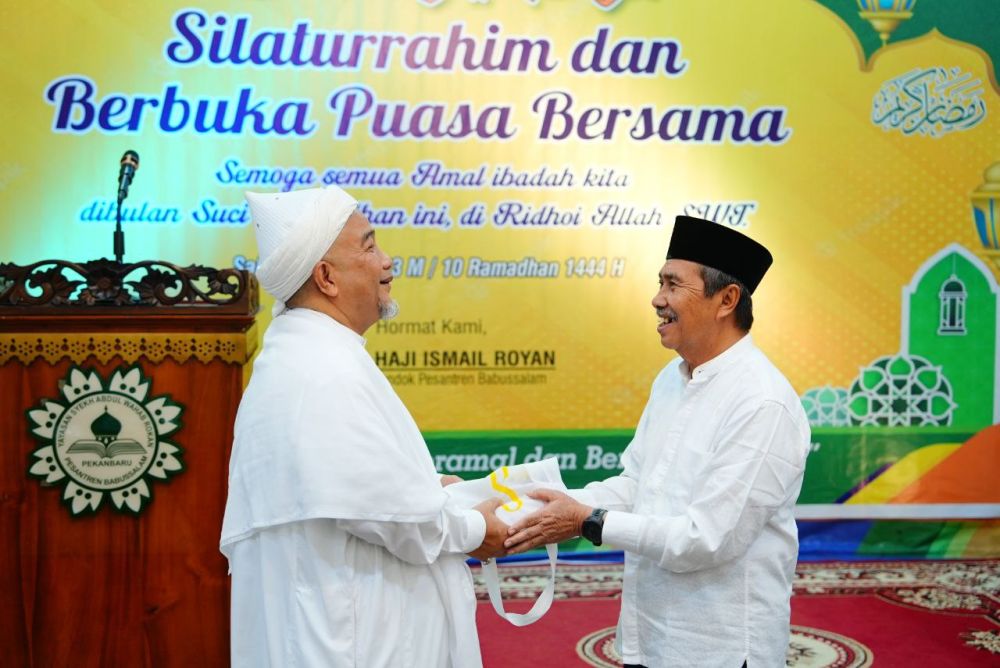 Gubri Syamsuar Serahkan Bantuan CSR BRK Syariah Untuk Ponpes Babussalam