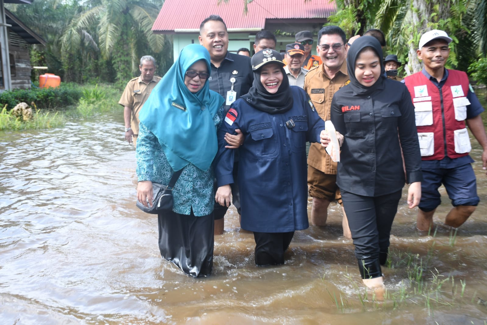 Prihatin dengan Warga Terdampak Banjir, Bupati Kasmarni Tinjau Lokasi Banjir Sembari Salurkan Bantuan