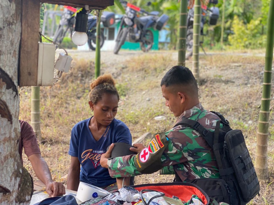 Peduli Kesehatan Masyarakat, Satgas Yonif 132/BS Bergerak Berikan Pelayanan Di Kp.Uskuar.