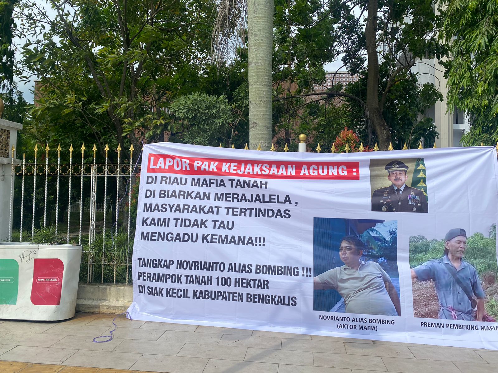 Diduga Sengketa Tanah Siak Kecil, Spanduk Tangkap oknum Bombimg Beredar di Pekanbaru