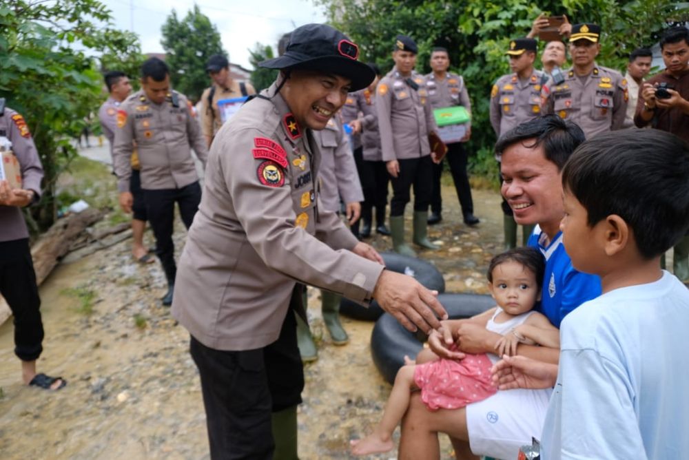 Pekanbaru  – Penjabat (Pj) Wali Kota Pekanbaru, Roni Rakhmat, secara langsung memantau proses pengangkutan sampah di Tempat Penampungan Sementara (TPS) Jalan Sawo, Siak II, pada hari Rabu. Langkah ini diambil menyusul penetap