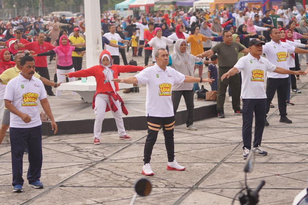 Ada Doorprize, Ribuan Masyarakat Ikut Senam Sehat Bersama Gubernur Riau