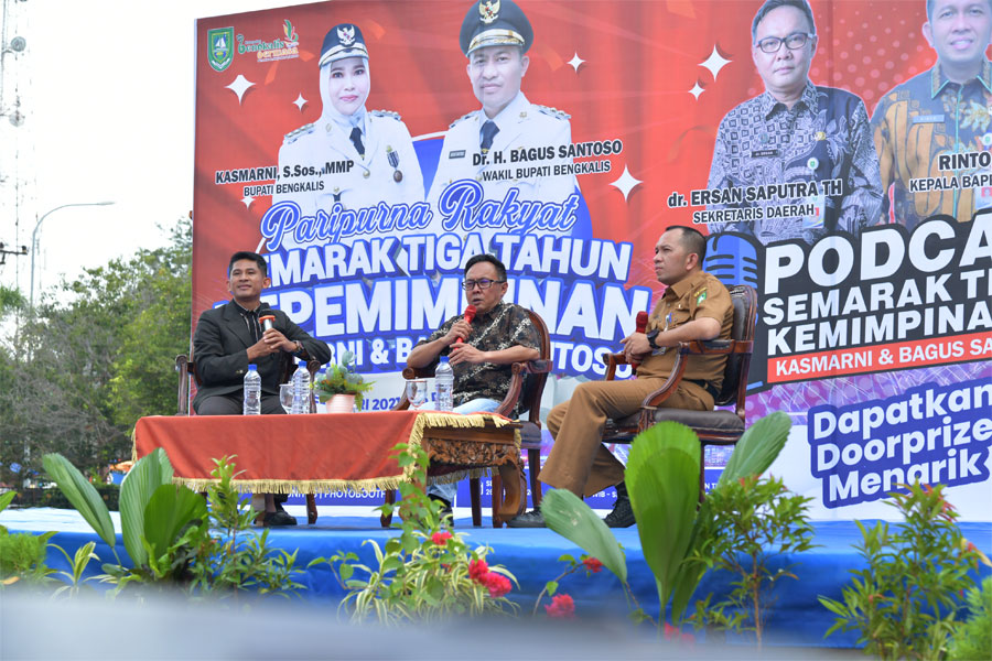 Semarak Tiga Tahun Kepemimpinan Kasmarni-Bagus Santoso, Diskominfotik Gelar Podcast di Lapangan Tugu