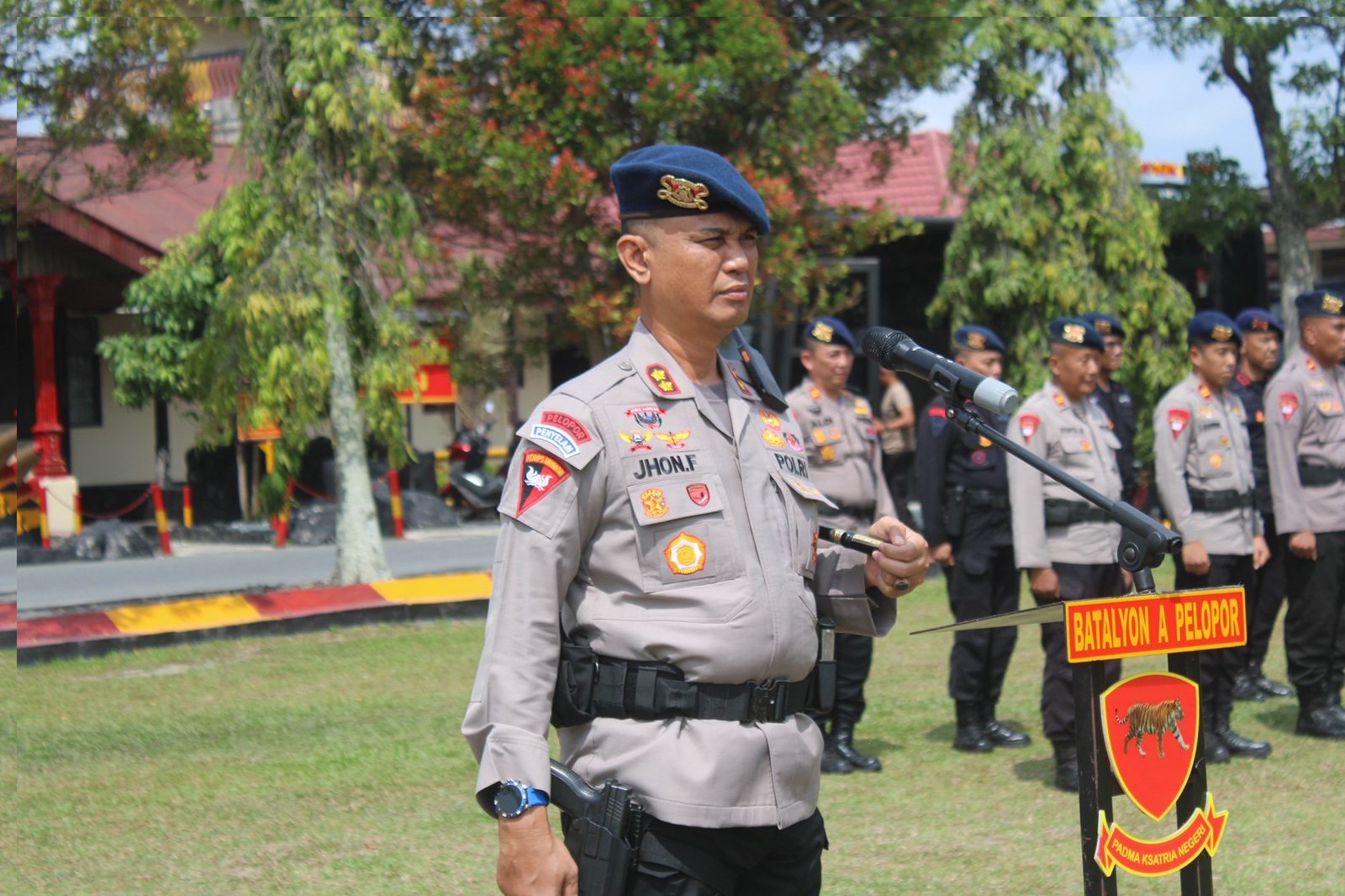 Danyon A Pelopor Satbrimobda Riau Pimpin Upacara Tradisi Penyambutan Baja Taja