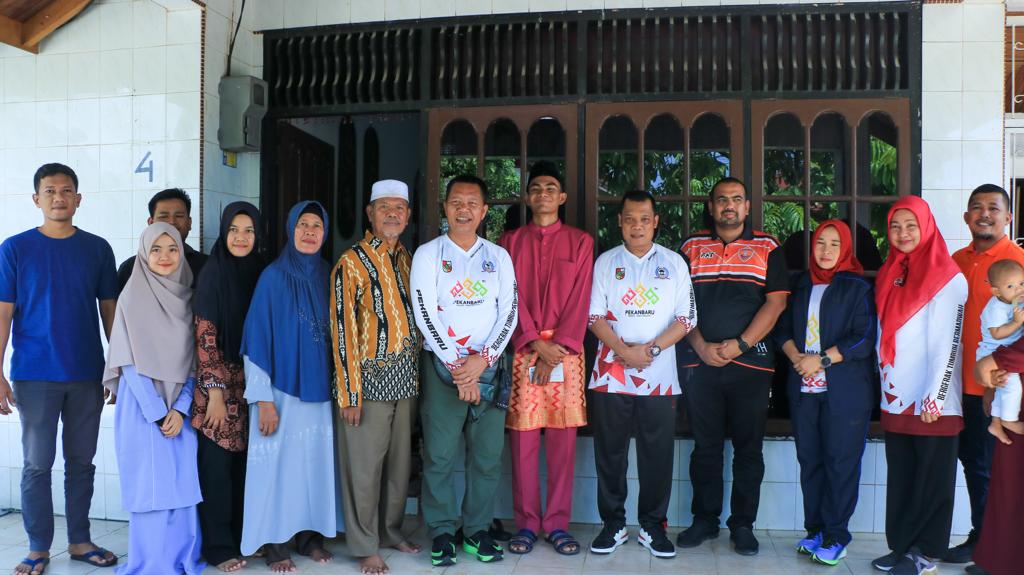 Lahir Bertepatan dengan HUT Pekanbaru, Muflihun Serahkan Langsung KTP Warga