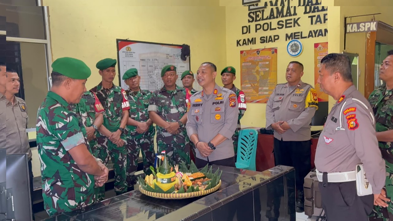 Koramil 16/Tapung Berikan Tumpeng Sekaligus Ucapan HUT Bhayangkara ke-80 pada Polsek Tapung