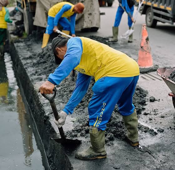 Atasi Banjir, Pasukan Kuning Dikerahkan Setiap Hari Bersihkan Sampah di Saluran Drainase