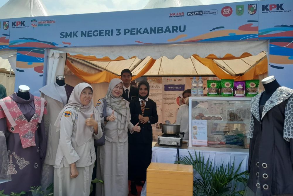 Yuk Intip Kerajinan Tangan dari SMKN 3 Pekanbaru di Roadshow Bus KPK 2023