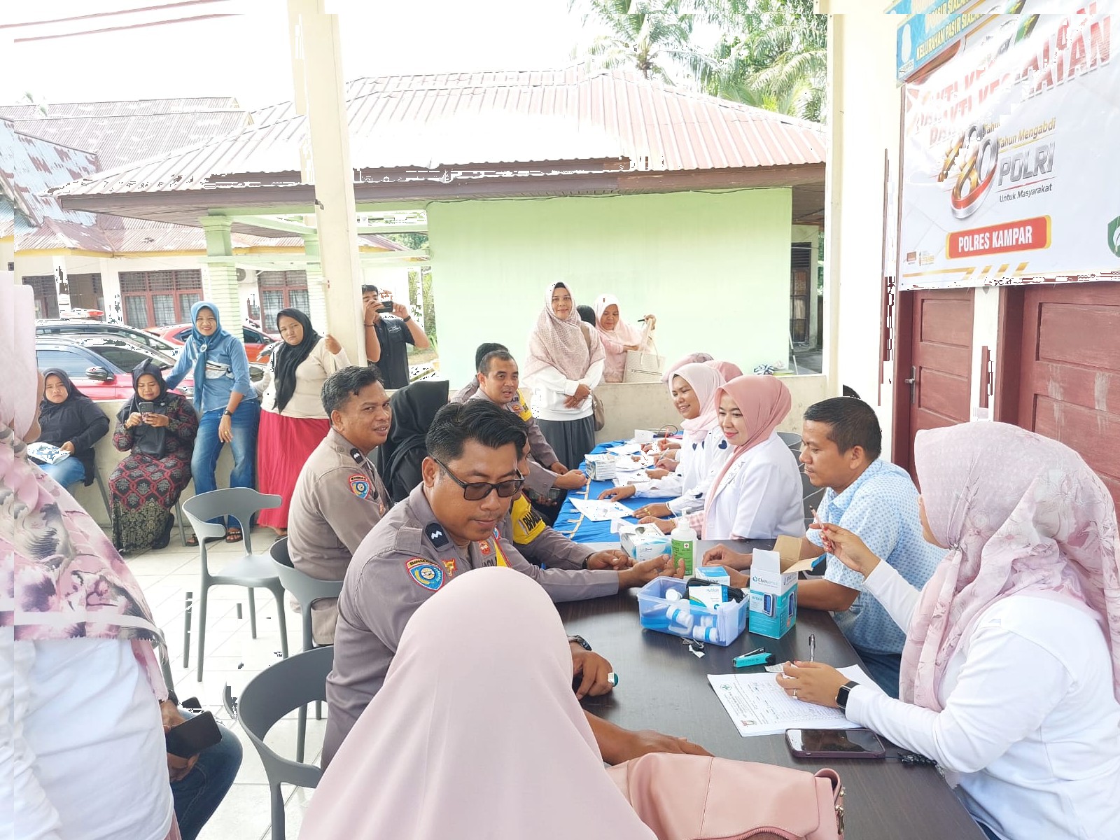 Hari Bhayangkara ke-80 dan Bhayangkari ke-74, Polsek Bangkinang Kota Gelar Bakti Kesehatan Gratis untuk Masyarakat