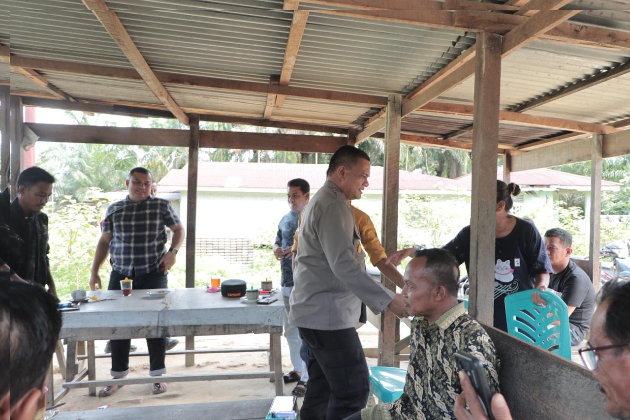 Pasca Aksi Spontanitas Warga Terhadap Rumah Terduga Bandar Narkoba Rantau Kopar, Wakapolres Rohil Gelar Coolingsystem!
