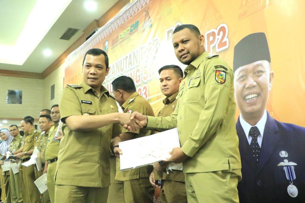 Pj Walikota Pekanbaru Serahkan SPPT kepada 15 Camat