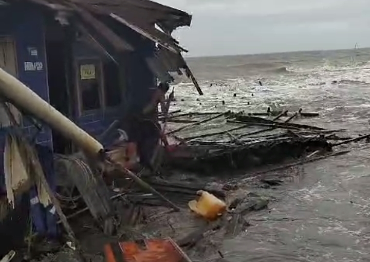 Gelombang Pasang Sapu Permukiman Warga Kuala Selat Inhil