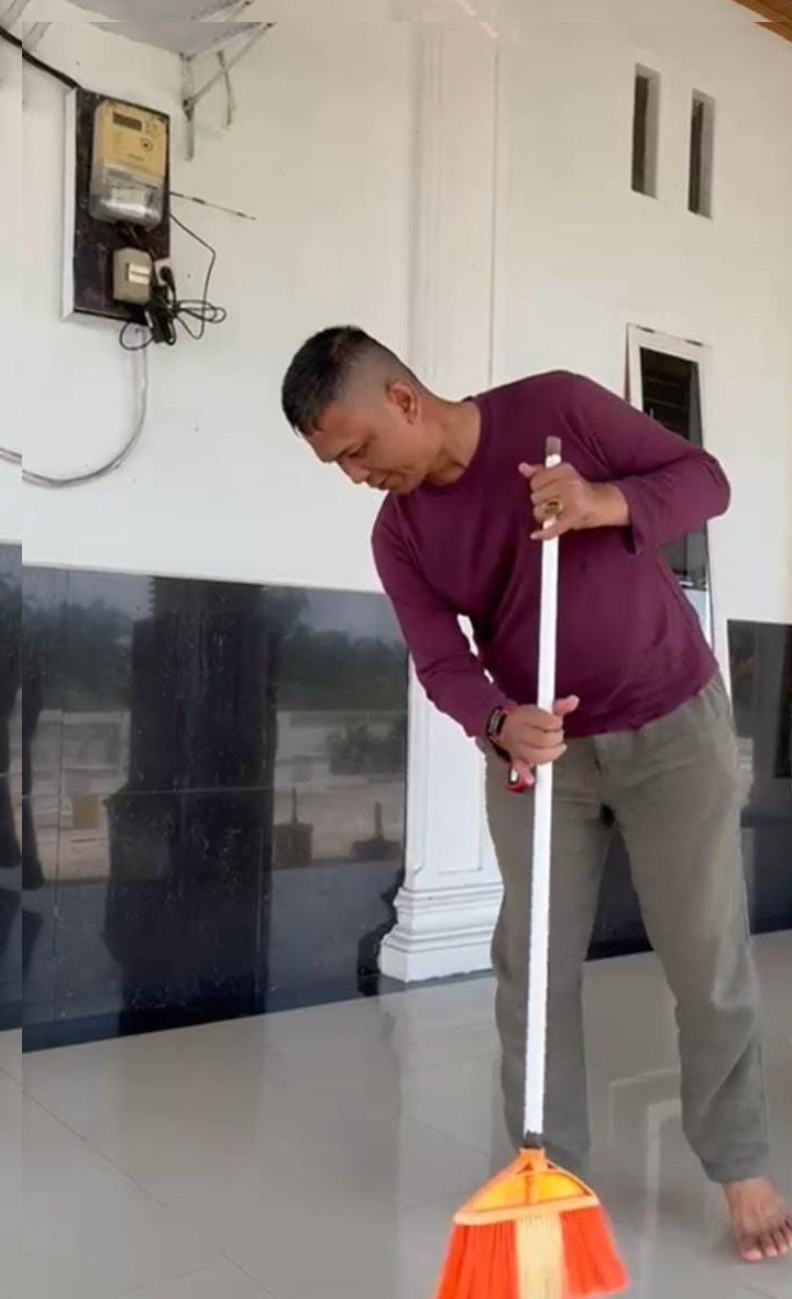 AKBP Jhon Firdaus Bersihkan Masjid Siti Aminah: Hari Libur Tetap Wujud Polri Hadir Ditengah Masyarakat